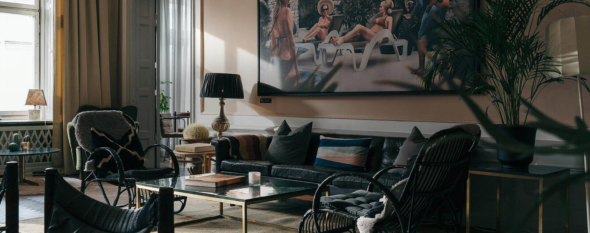 Ett loungeområde med fåtöljer i Stockholm.