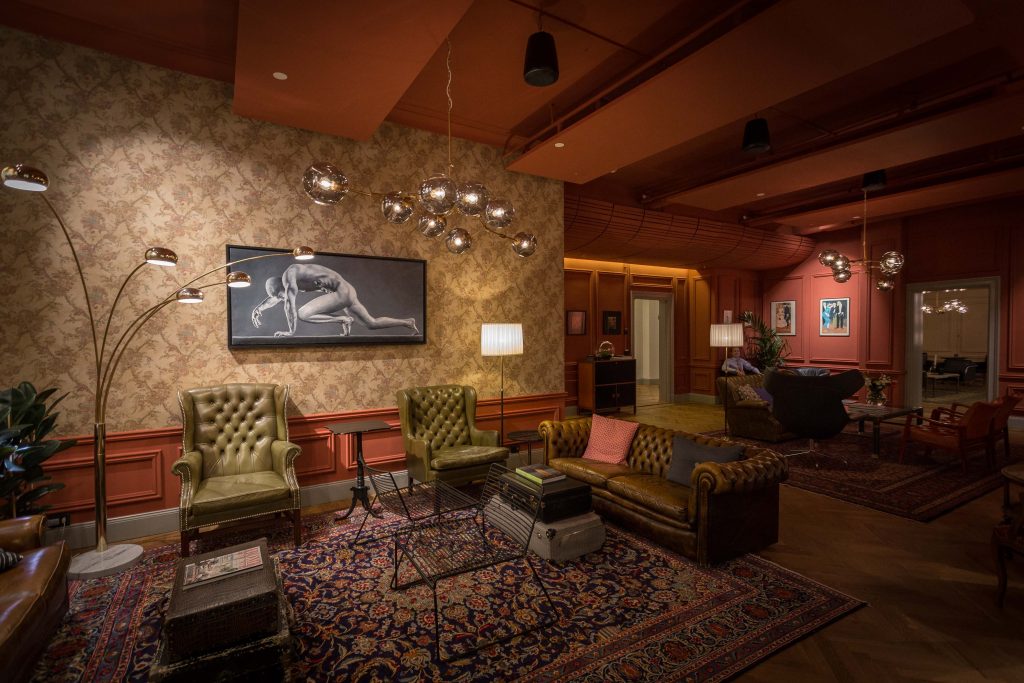 En tavla på väggen på kontorshotell i stockholm