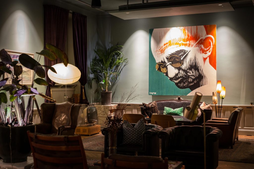 Tavlor på ett kontorshotell där man kan oka visning