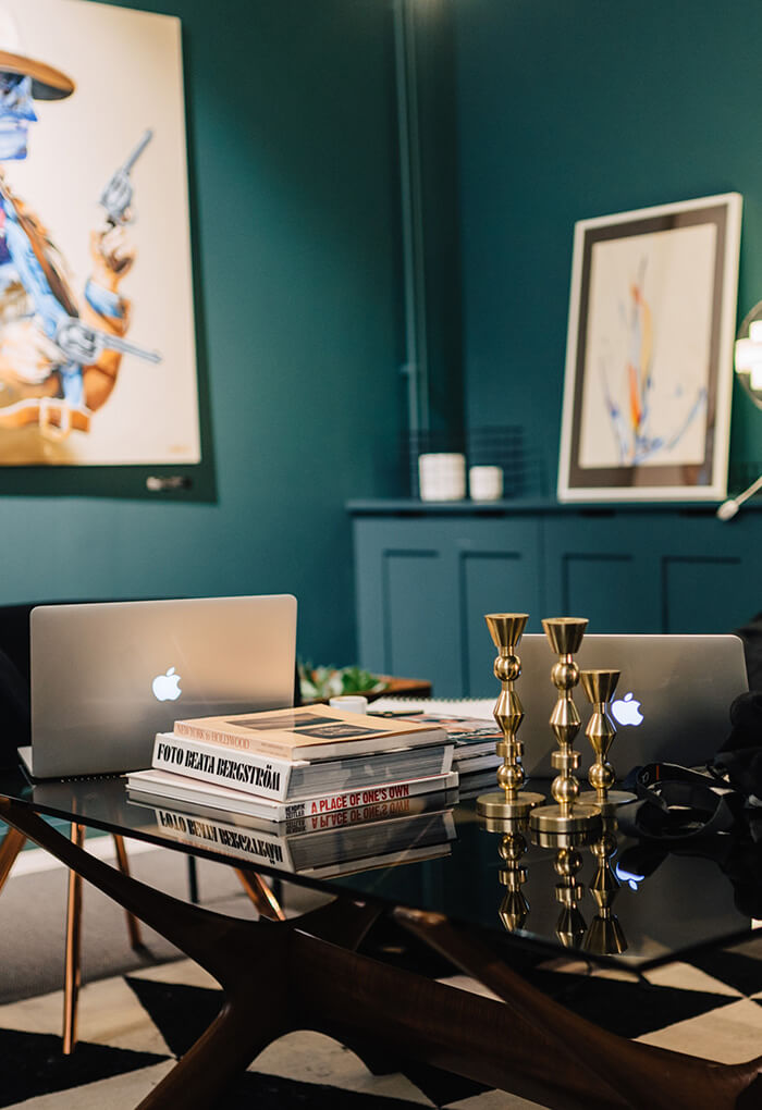 Ett kontorshotell i Stockholm med ljusblå väggar. 