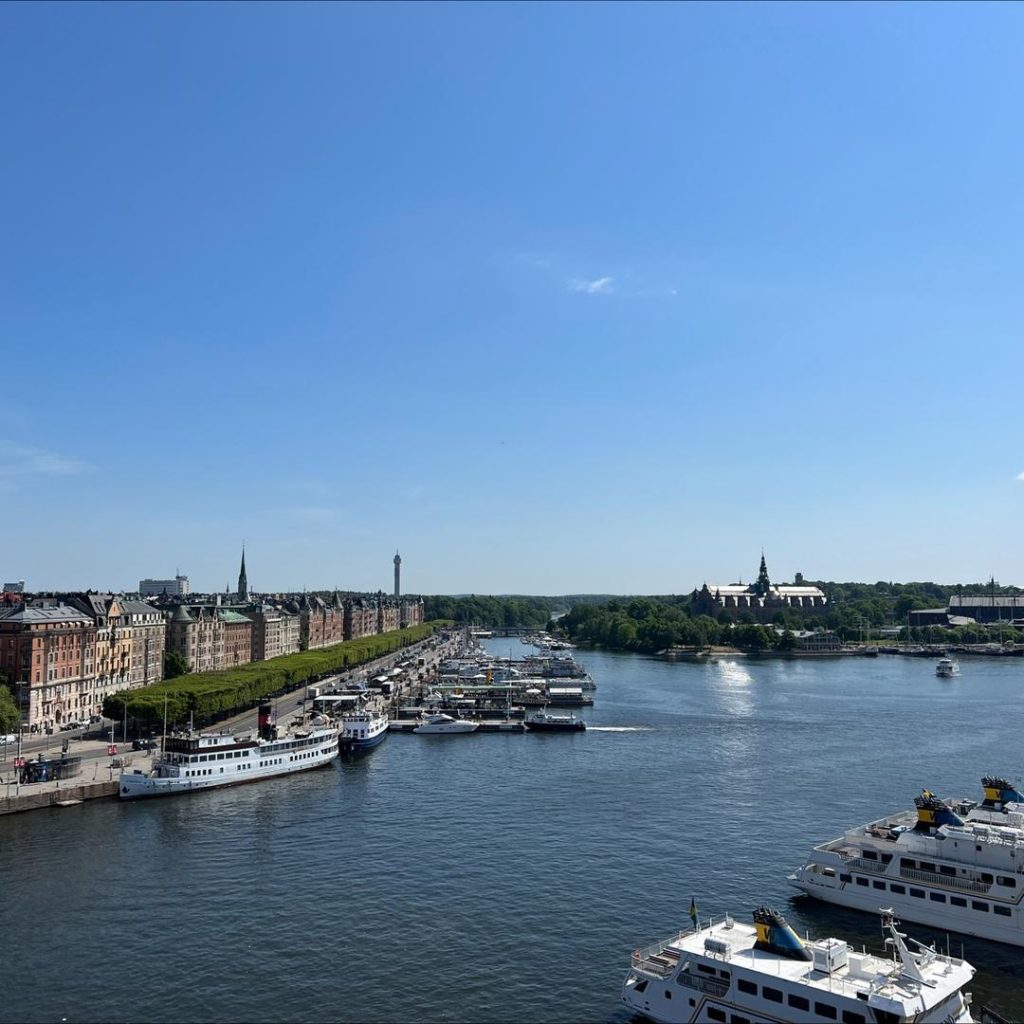 Nybrokajen drönarbild över vattnet.